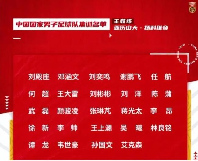 萧初然也是第一次当着老公的面穿泳衣，所以有些羞涩，于是便拉着董若琳，坐在离叶辰有两三米的地方窃窃私语，聊着一些闺蜜之间的话题。